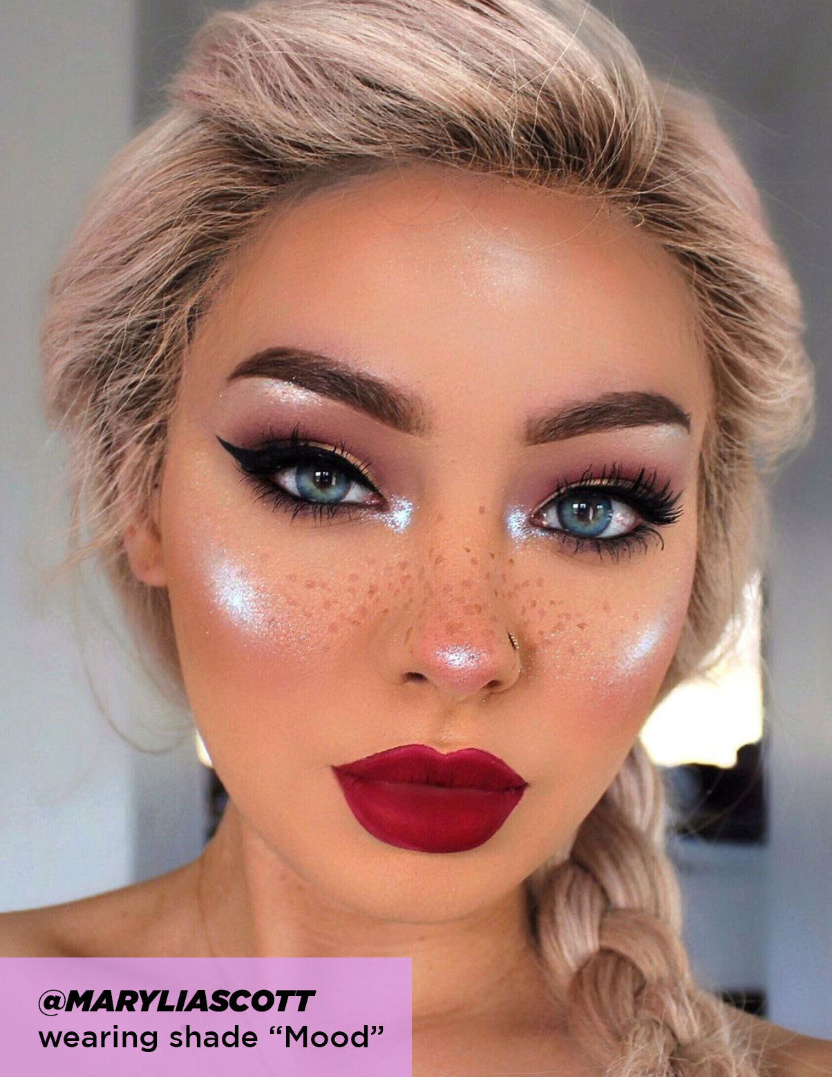 Highlighter Palette - Wearing shade "Mood"