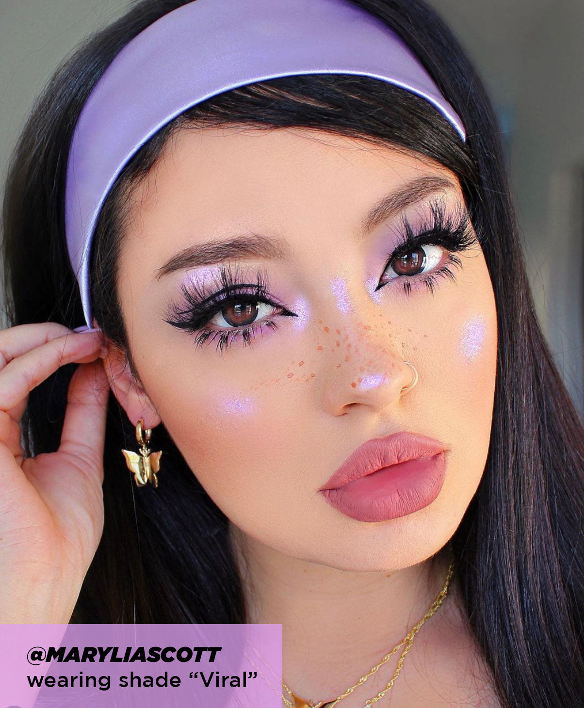 Highlighter Palette - wearing shade "Viral"
